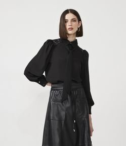 Camisa em Chiffon com Detalhe em Renda