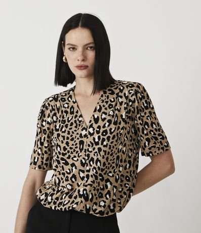 Blusa em Meia Malha com Ombreira e Estampa Animal Print Onça Menor preço em Blusa em Meia Malha com Ombreira e Estampa Animal Print Onça