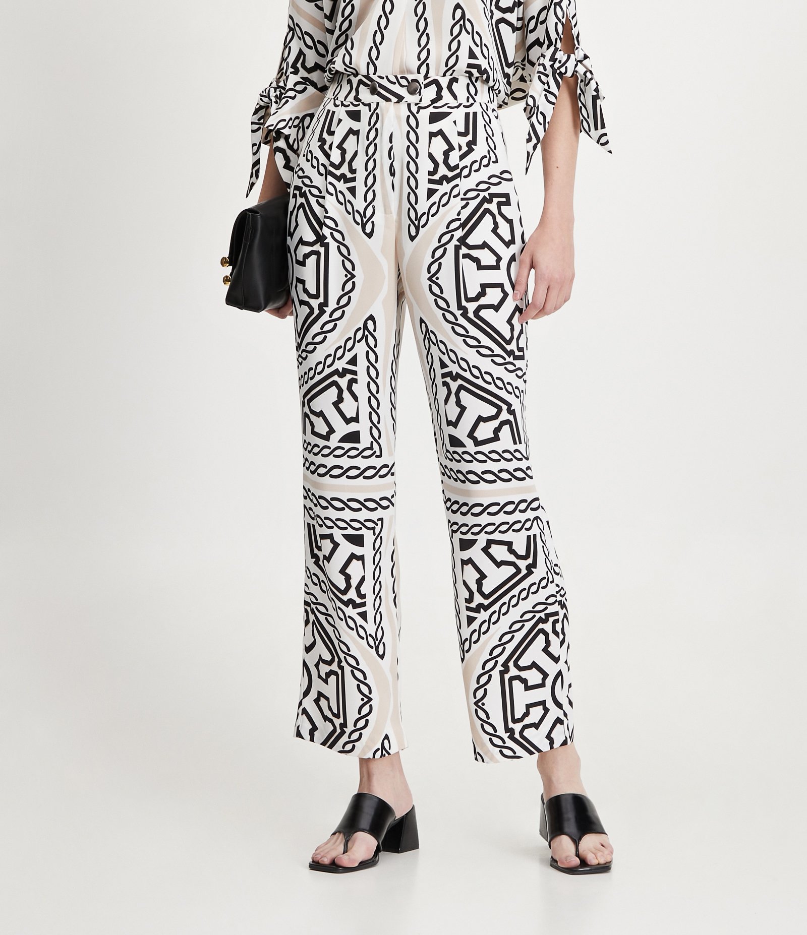 Calça Reta em Cetim com Cós Transpassado e Estampa de Correntes Off White 2