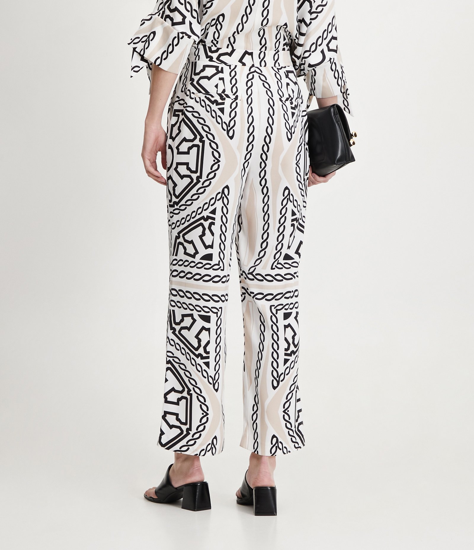 Calça Reta em Cetim com Cós Transpassado e Estampa de Correntes Off White 4