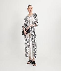 Calça Reta em Cetim com Cós Transpassado e Estampa de Correntes