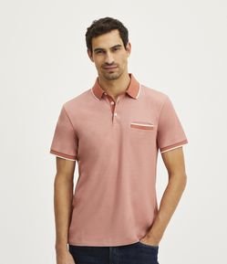 Polo Regular em Malha Piquet com Bolso Embutido e Friso Contrastante