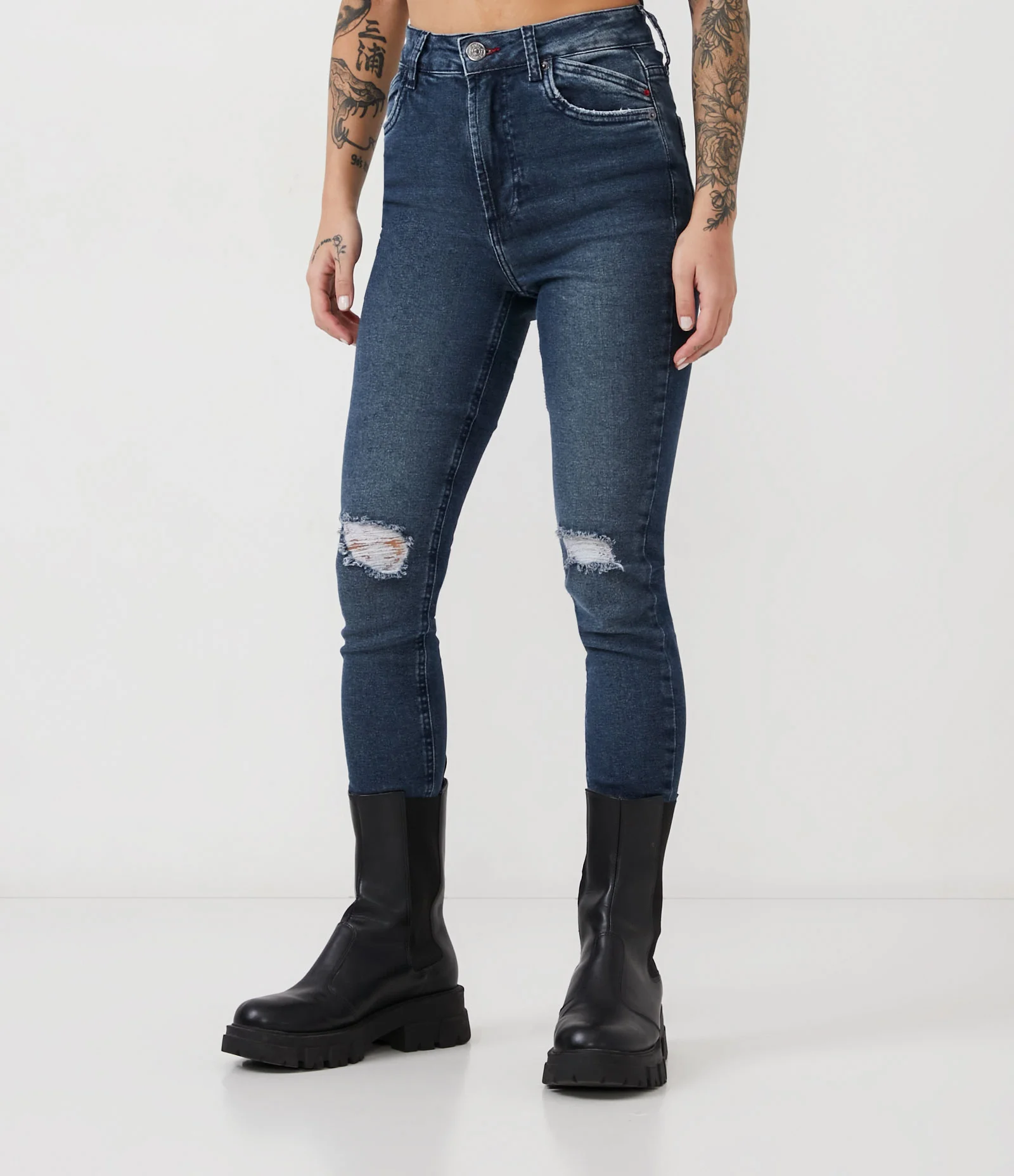 Calça Skinny em Jeans com Rasgos nos Joelhos Azul 2