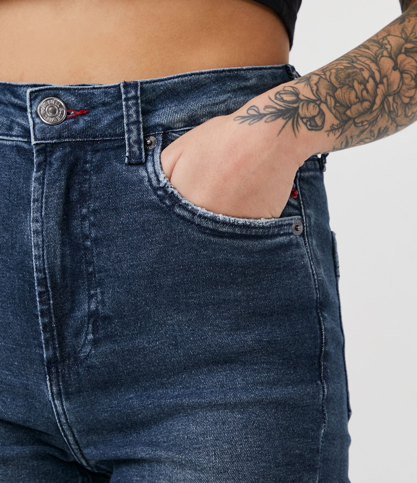 Calça Skinny em Jeans com Rasgos nos Joelhos Azul 4