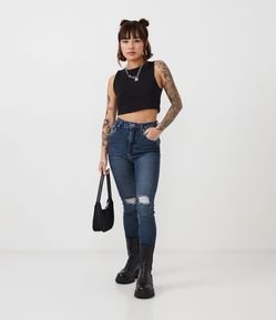 Calça Skinny em Jeans com Rasgos nos Joelhos