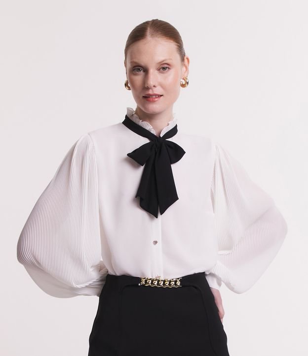 Camisa em Chiffon com Gola com Laço Clássico e Plissados