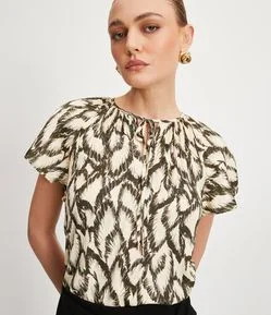 Blusa em Cetim com Amarração e Estampa Abstrata