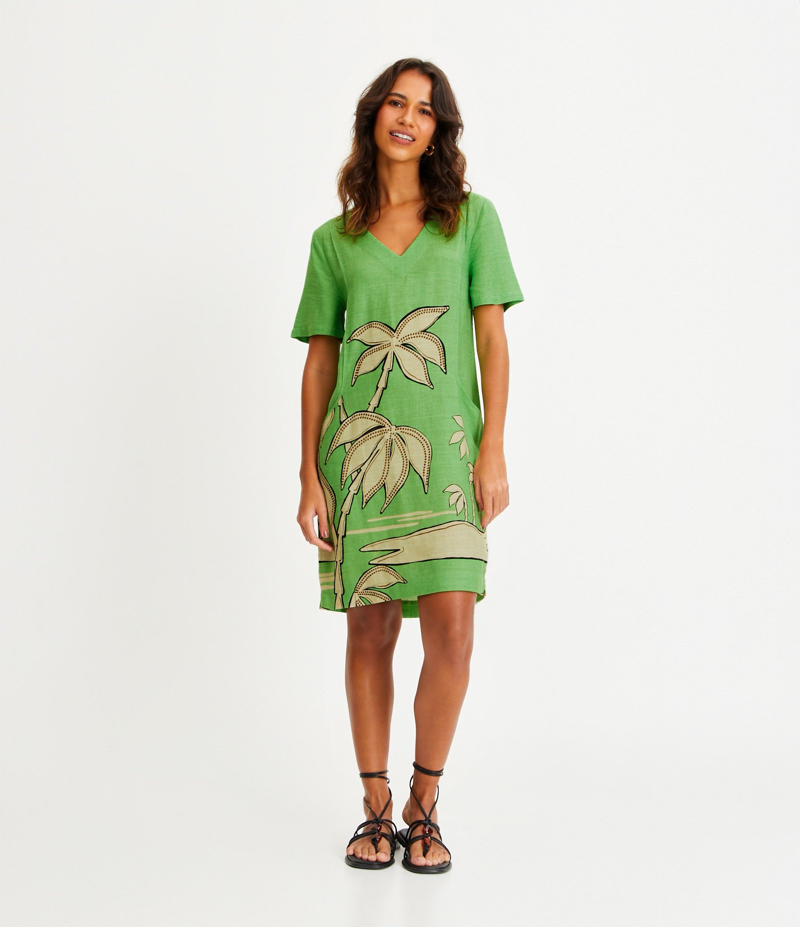 Vestido T-shirt em Viscolinho com Caimento Leve e Estampa Paisagem Tropical Verde 2
