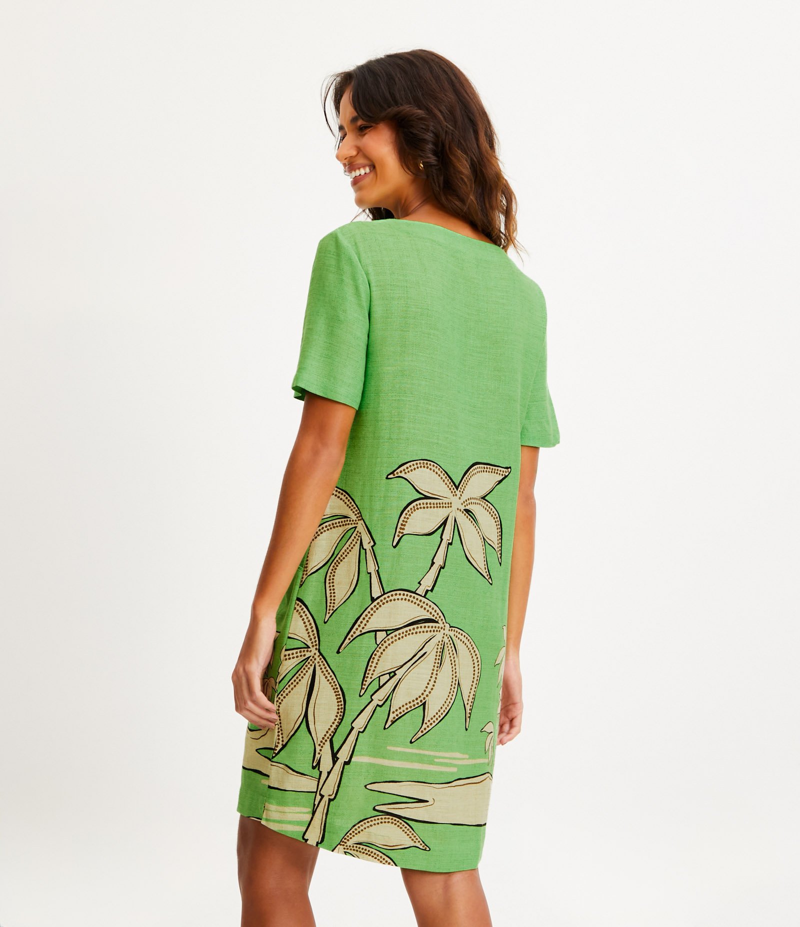 Vestido T-shirt em Viscolinho com Caimento Leve e Estampa Paisagem Tropical Verde 3