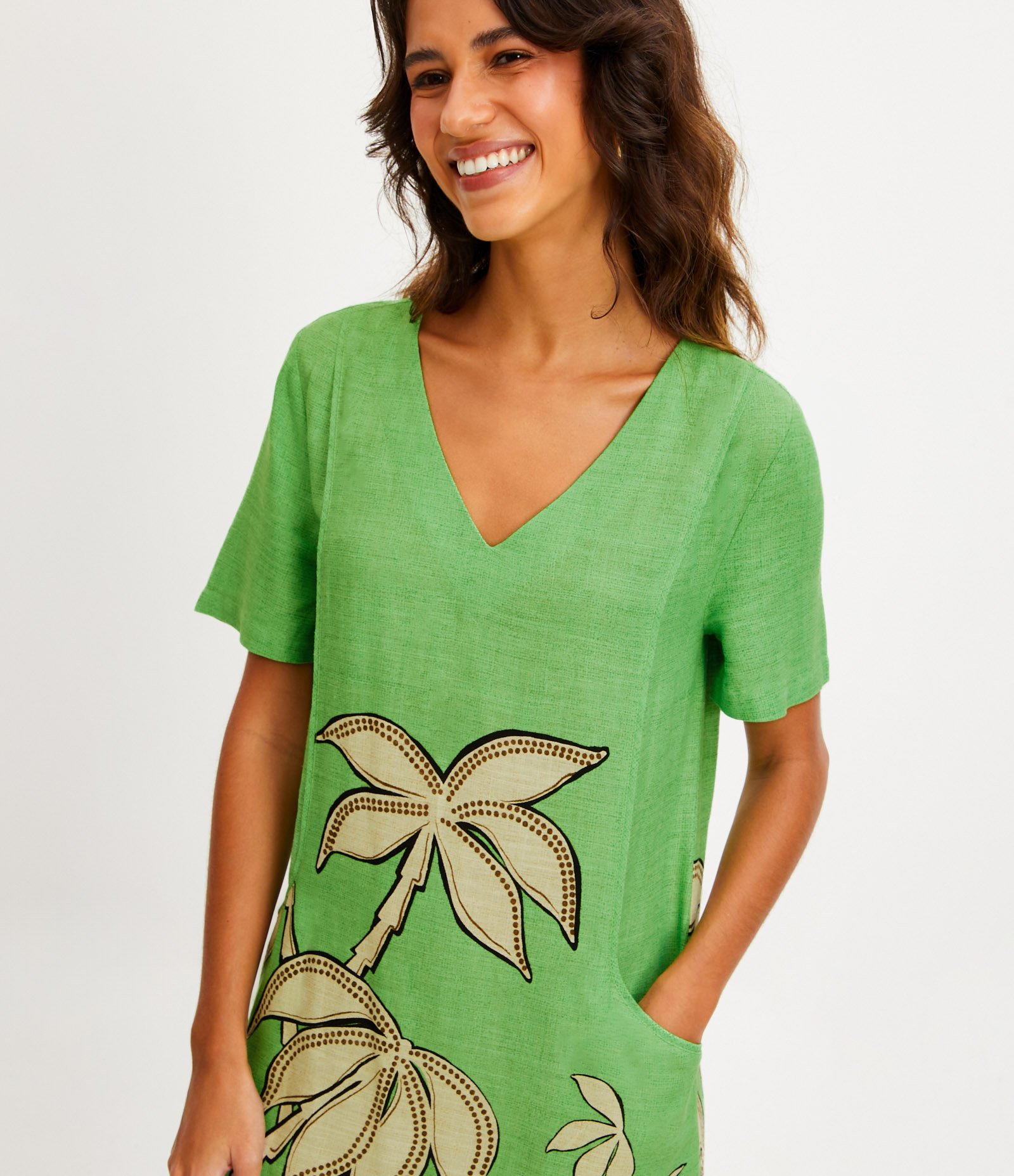 Vestido T-shirt em Viscolinho com Caimento Leve e Estampa Paisagem Tropical Verde 4