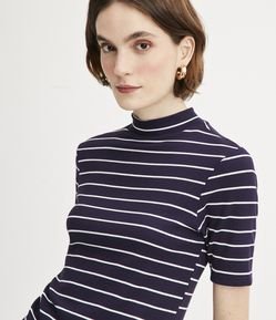 Blusa em Viscose com Gola Alta e Textura Canelada