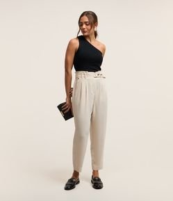 Calça Cenoura Texturizada com Cinto e Cós Elástico
