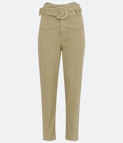 Calça Mom em Sarja com Cinto e Recorte Diferenciado