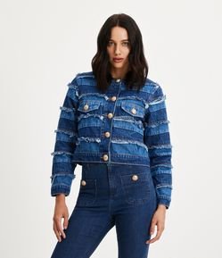 Jaqueta Curta em Jeans com Recortes Bicolor e Botão Brasão