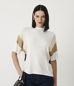 Blusa em Moletinho com Recortes Contrastantes