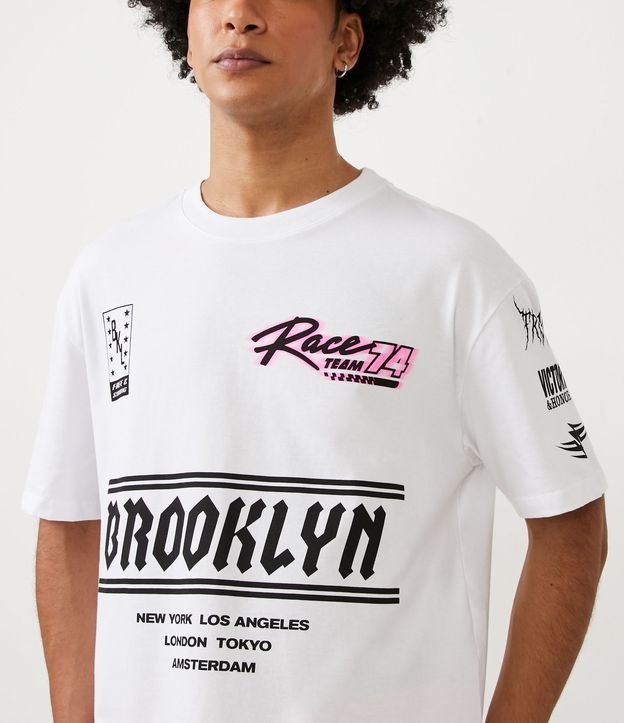 Remera Relaxed en Algodón con Estampado Brooklyn Race Blanco Nieve 6