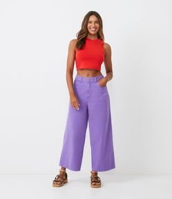 Calça Pantacourt em Sarja com Pences e Bolsos