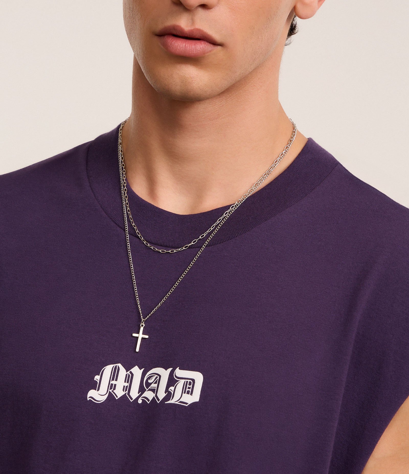 Colar Duplo em Metal com Correntes e Pingente de Cruz Cinza 4