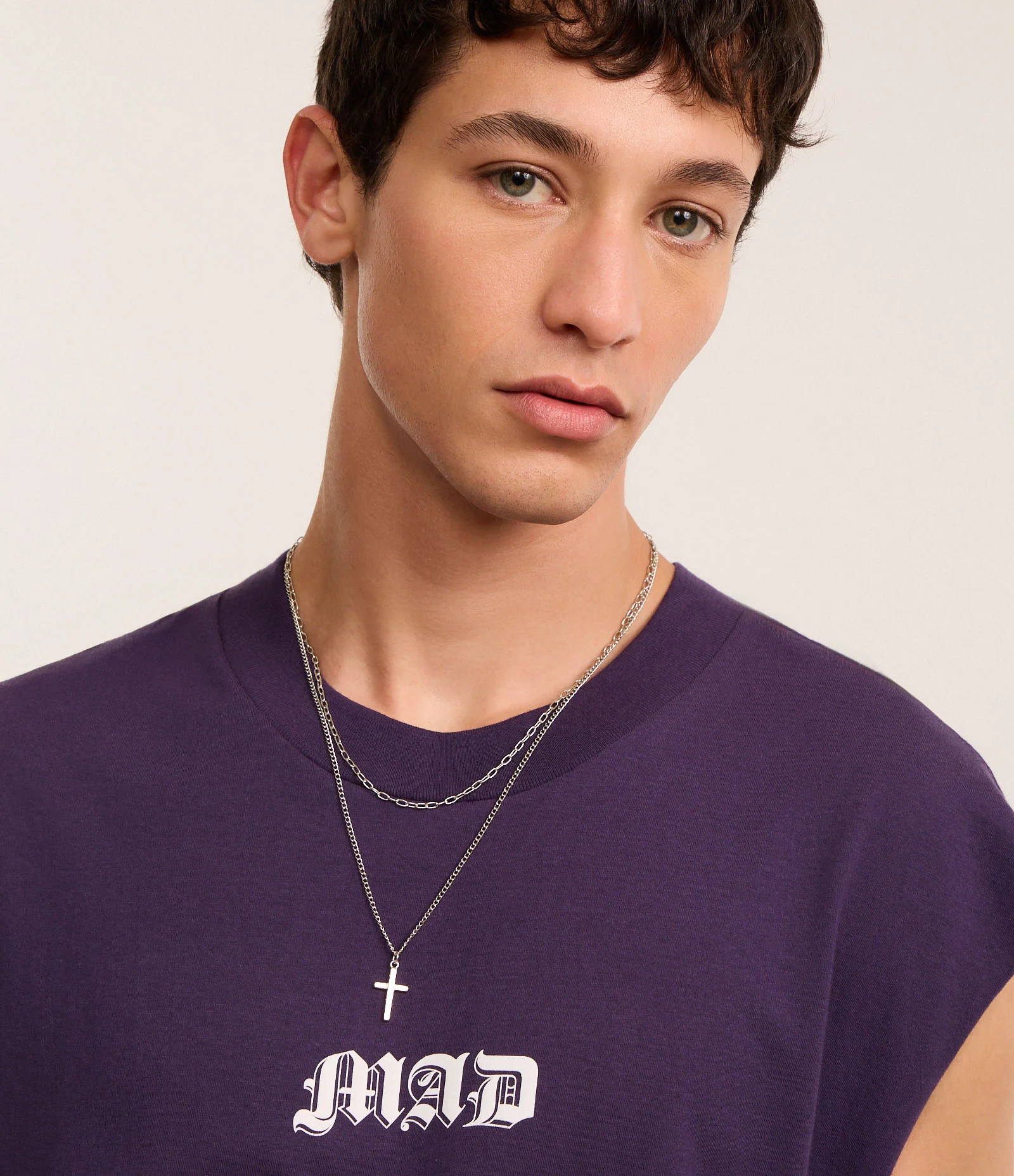 Colar Duplo em Metal com Correntes e Pingente de Cruz Cinza 1