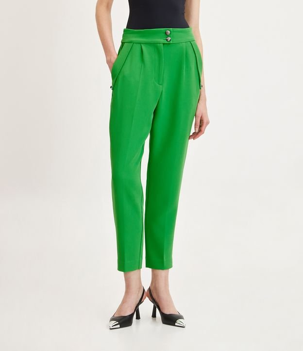 Calça Cenoura Alfaiatada em Crepe Texturizado com Bolsos Verde 2