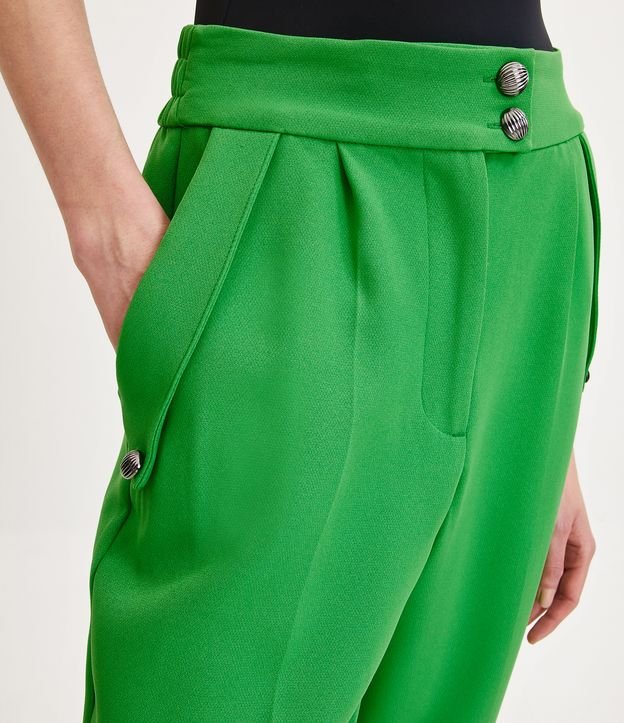 Calça Cenoura Alfaiatada em Crepe Texturizado com Bolsos Verde 4