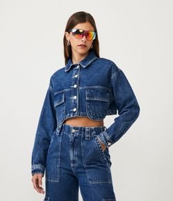 Jaqueta Cropped em Jeans com Bolsos Arredondados