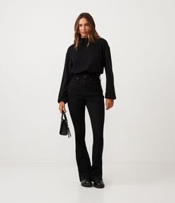 Calça Flare Cintura Alta em Sarja Canelada com Bolsos