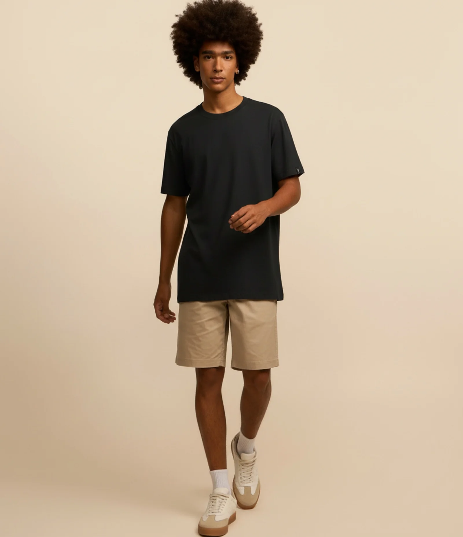 Camiseta Comfort Básica em Malhão com Etiqueta na Manga Preto 1