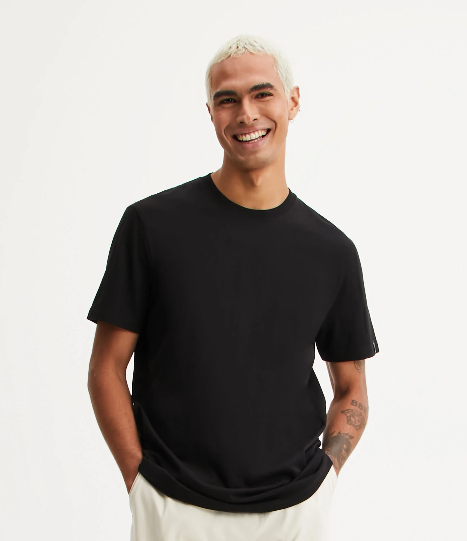 Camiseta Comfort Básica em Malhão com Etiqueta na Manga Preto 2