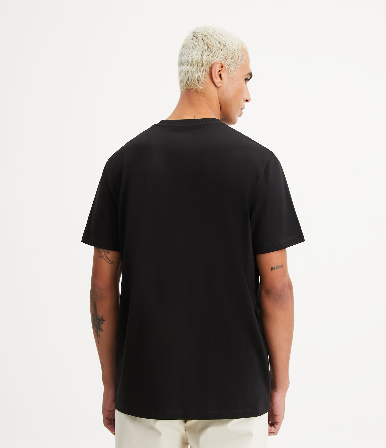 Camiseta Comfort Básica em Malhão com Etiqueta na Manga Preto 4