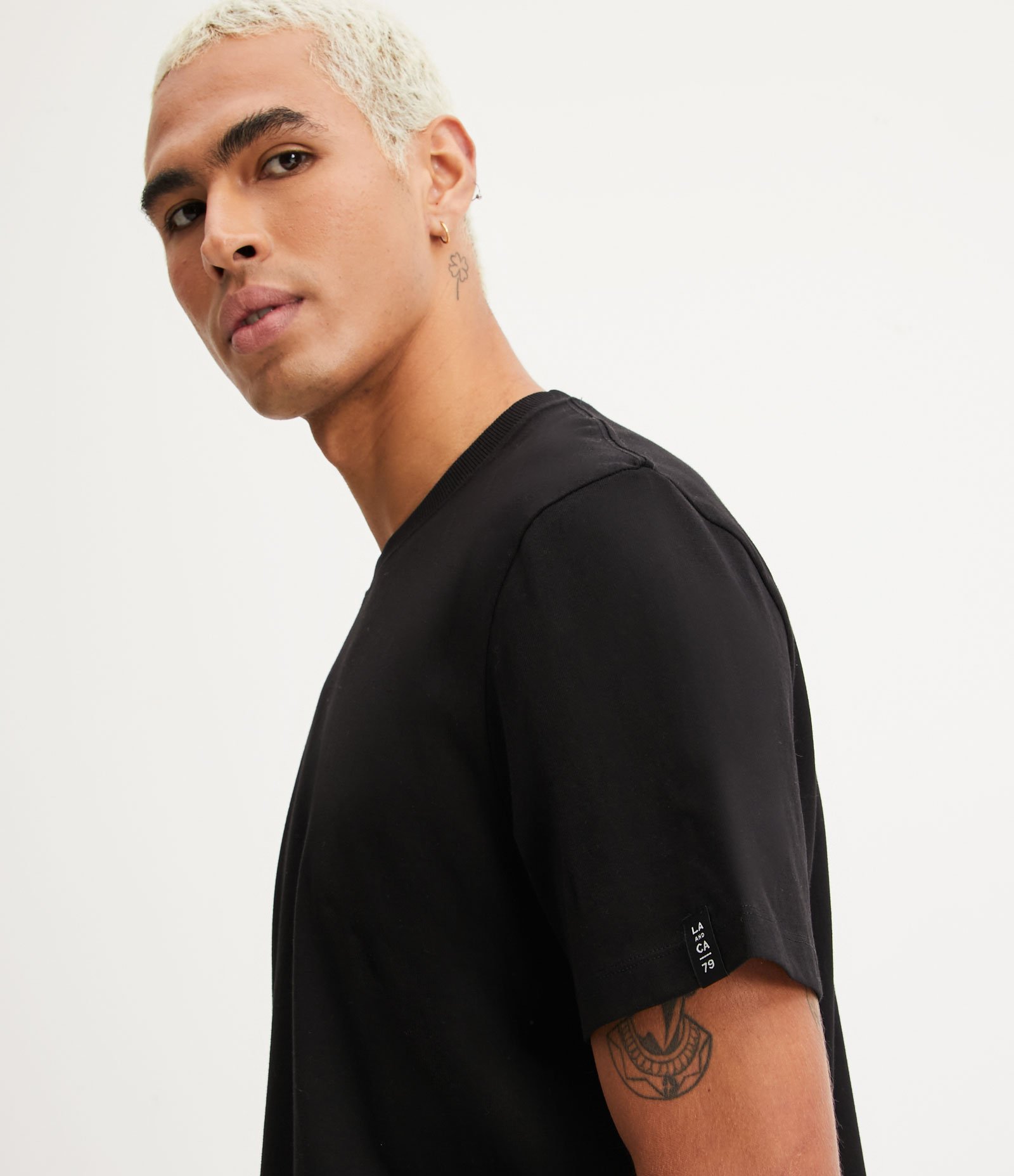 Camiseta Comfort Básica em Malhão com Etiqueta na Manga Preto 5