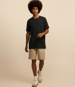 Camiseta Comfort Básica em Malhão com Etiqueta na Manga