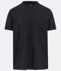 Camiseta Comfort Básica em Malhão com Etiqueta na Manga