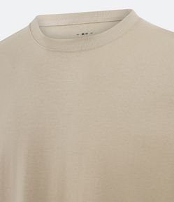 Camiseta Comfort Básica em Malhão com Etiqueta na Manga