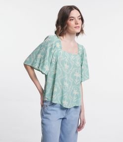 Blusa Manga Curta em Viscose com Folhagens Estampadas