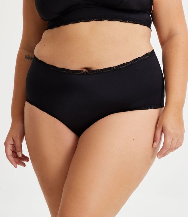 Calcinha Caleçon com Textura Acetinada e Detalhe em Renda Curve & Plus Size