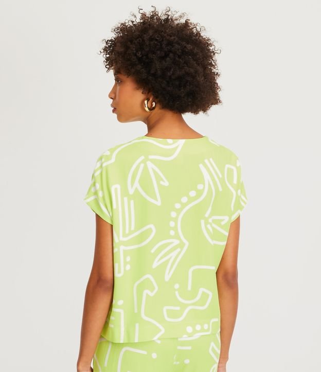 Blusa Manga Curta em Viscose Twill com Estampa Geométrica Verde 4