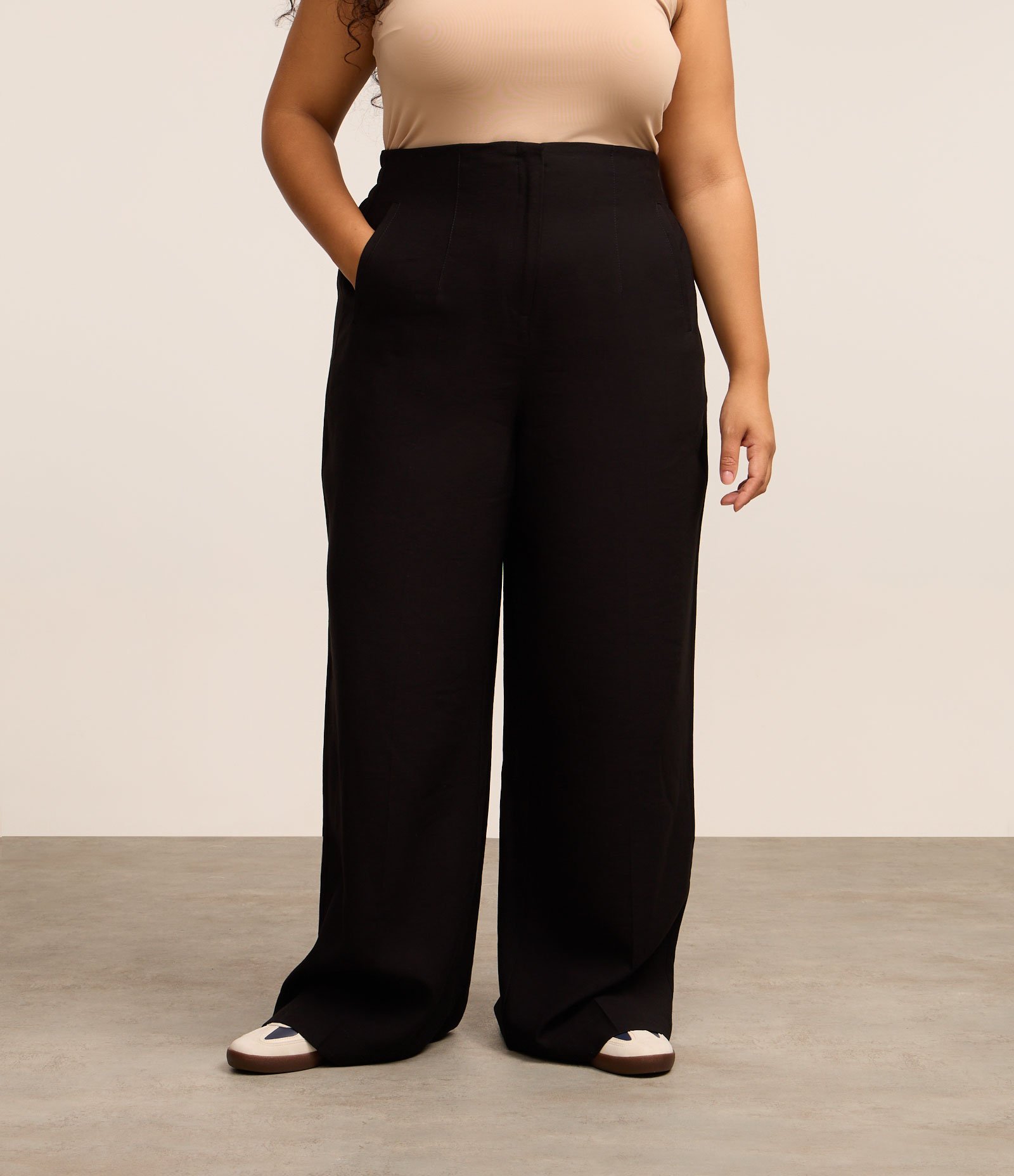 Calça Wide Leg Alfaiataria em Viscose Curve & Plus Size Preto 1