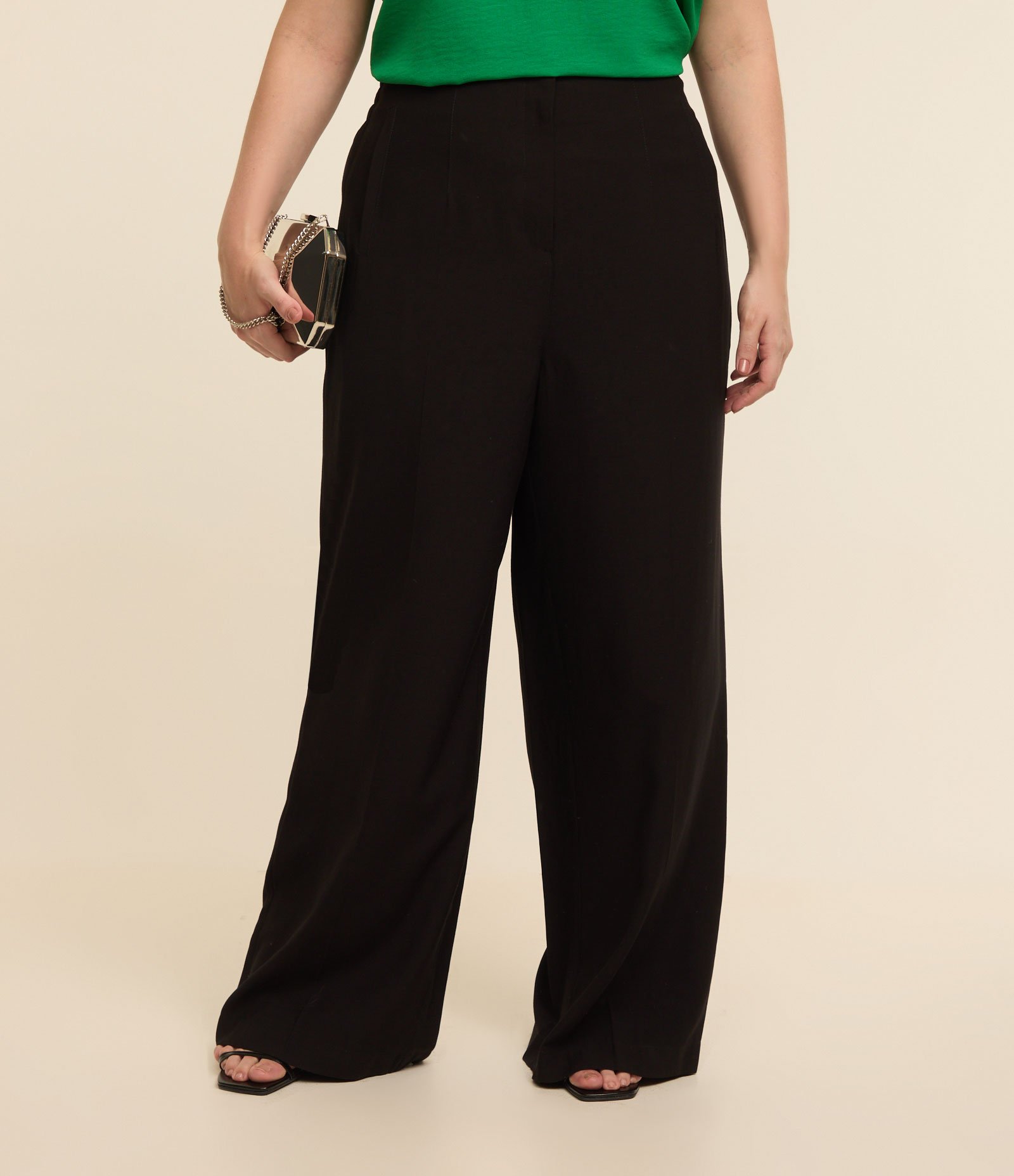 Calça Wide Leg Alfaiataria em Viscose Curve & Plus Size Preto 2