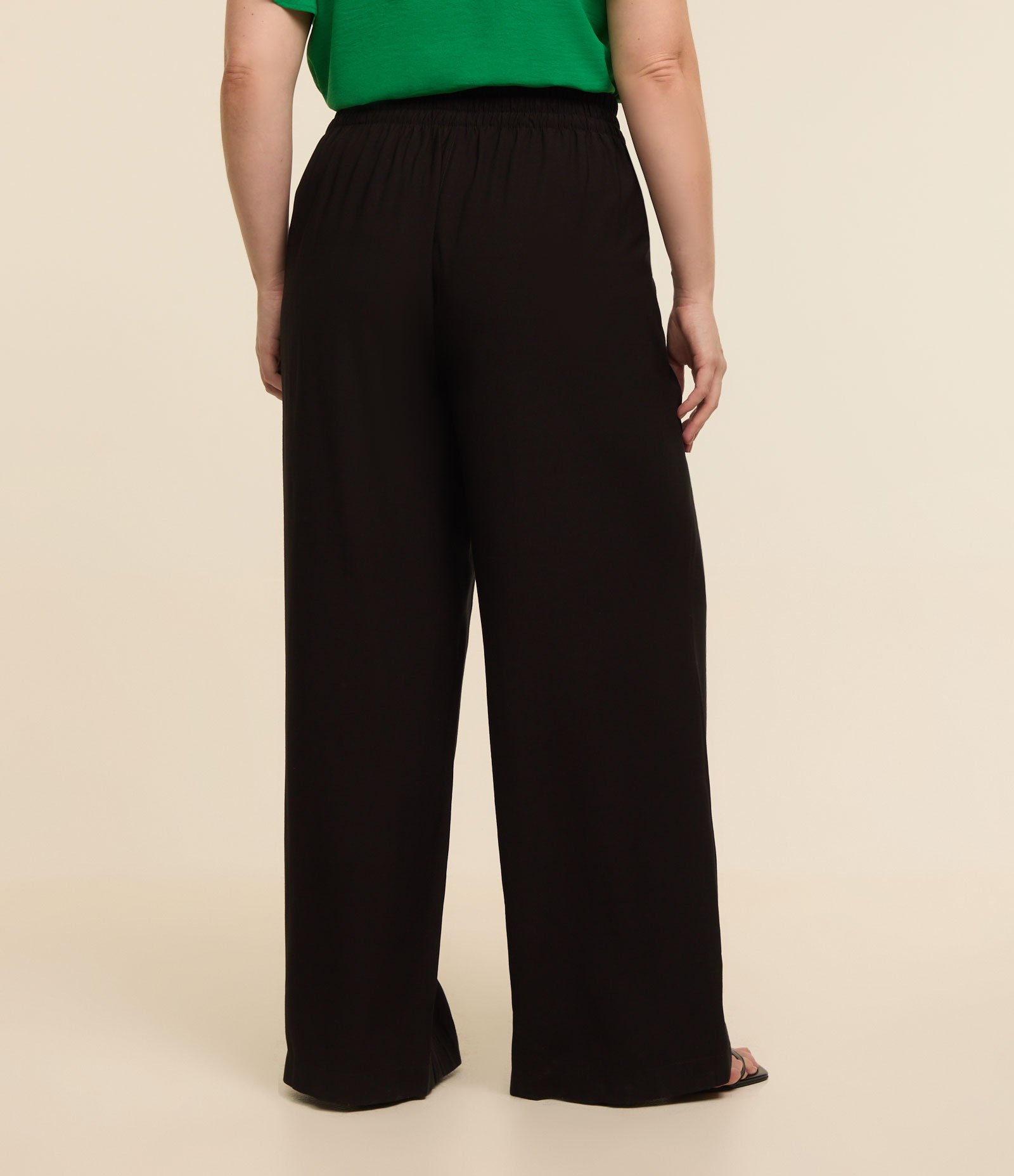 Calça Wide Leg Alfaiataria em Viscose Curve & Plus Size Preto 3