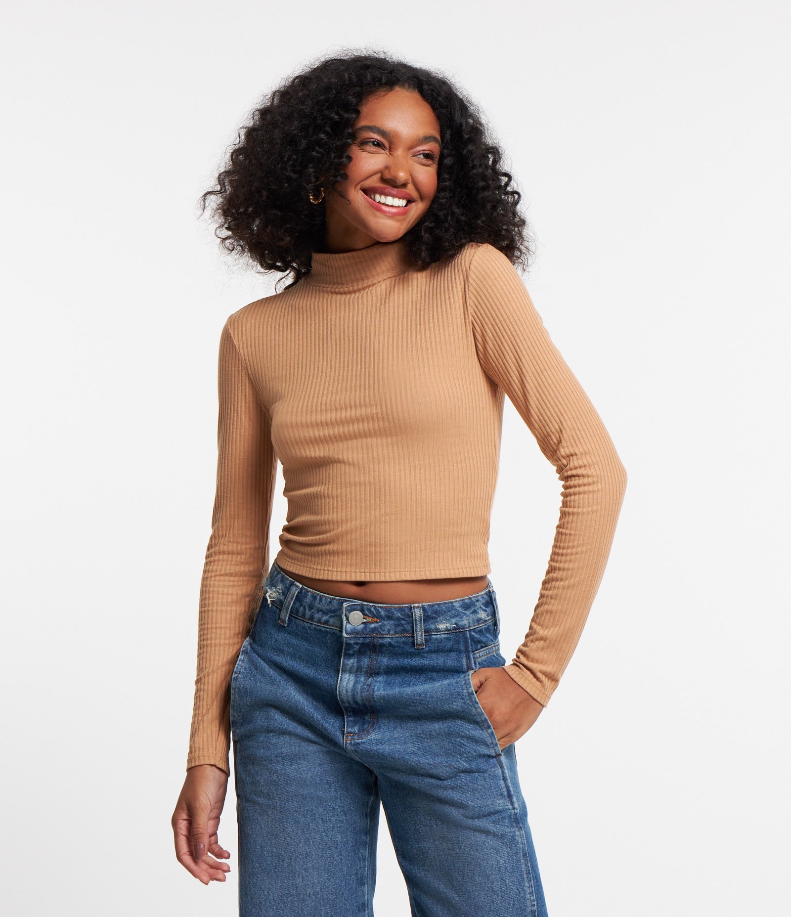 Blusa em Viscose Texturizada com Gola Alta e Manga Longa Bege 1