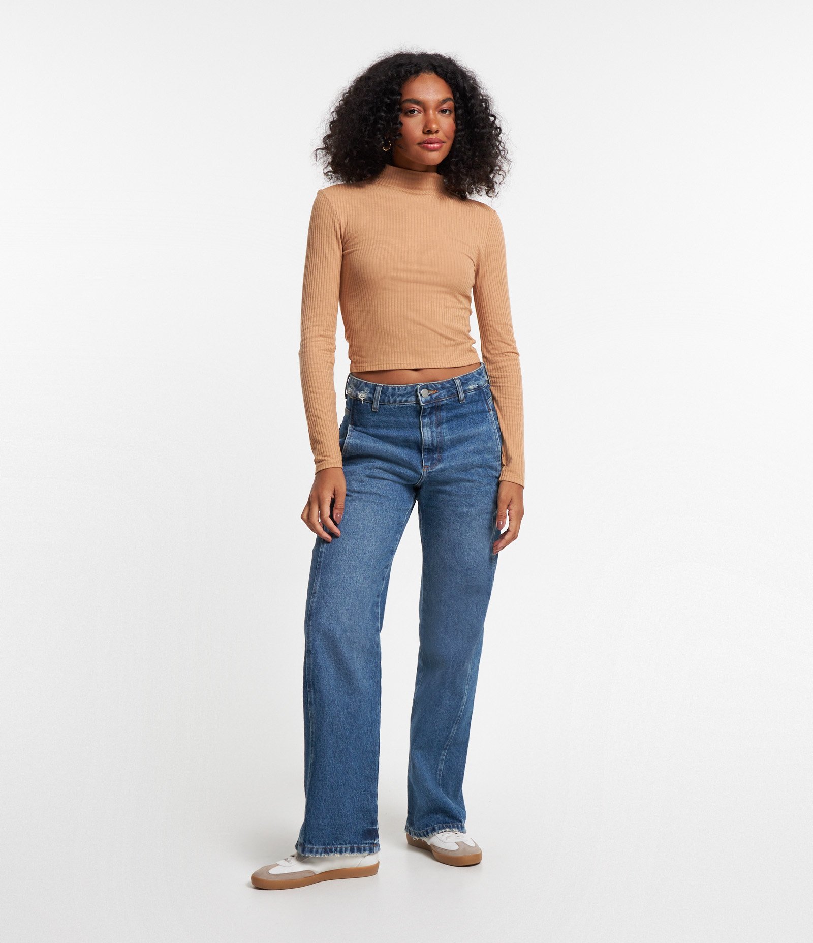 Blusa em Viscose Texturizada com Gola Alta e Manga Longa Bege 2