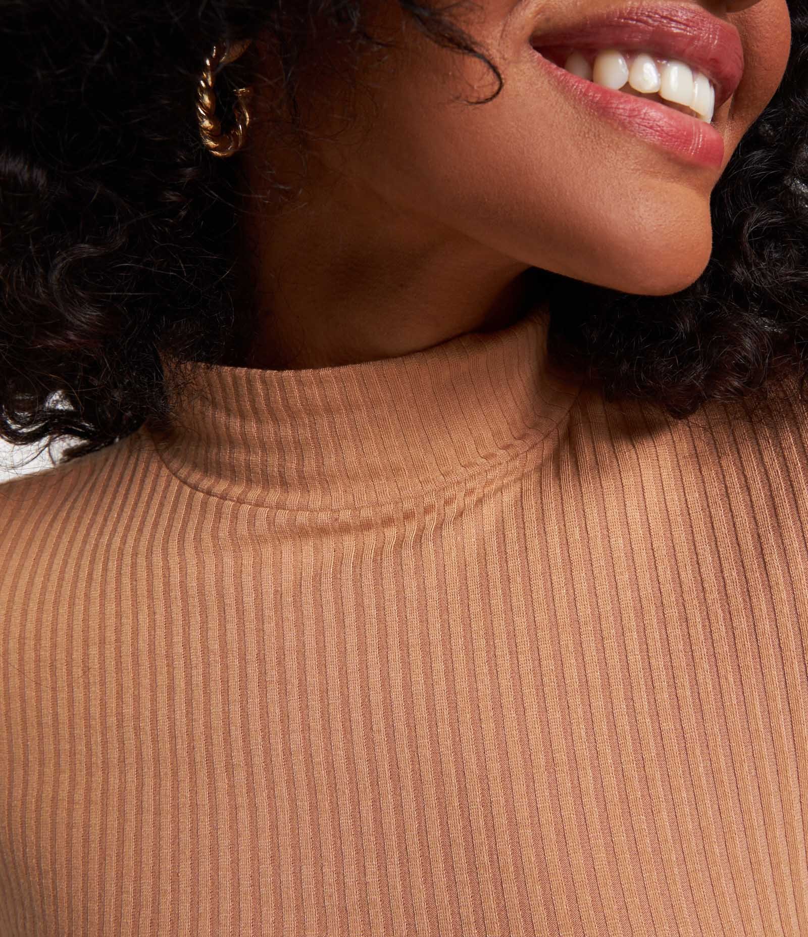 Blusa em Viscose Texturizada com Gola Alta e Manga Longa Bege 4