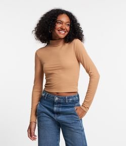 Blusa em Viscose Texturizada com Gola Alta e Manga Longa