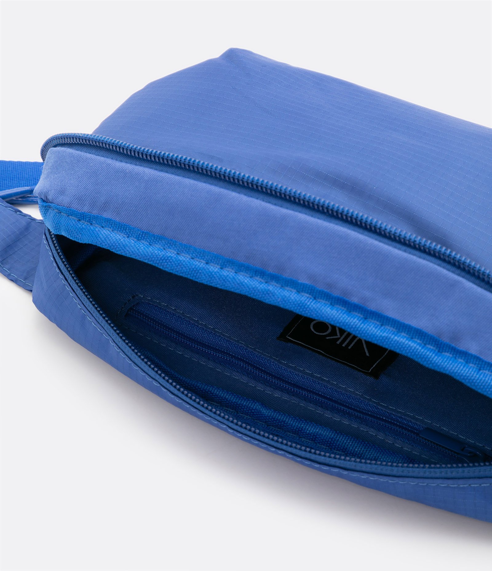 Pochete com Alça Transversal e Bolsos com Zíper Azul 4