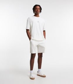 Bermuda Regular Slim em Sarja com Cós Elástico e Bolsos