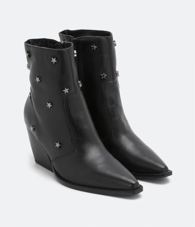 Bota Western em Couro com Cano Médio e Estrelas Aplicadas