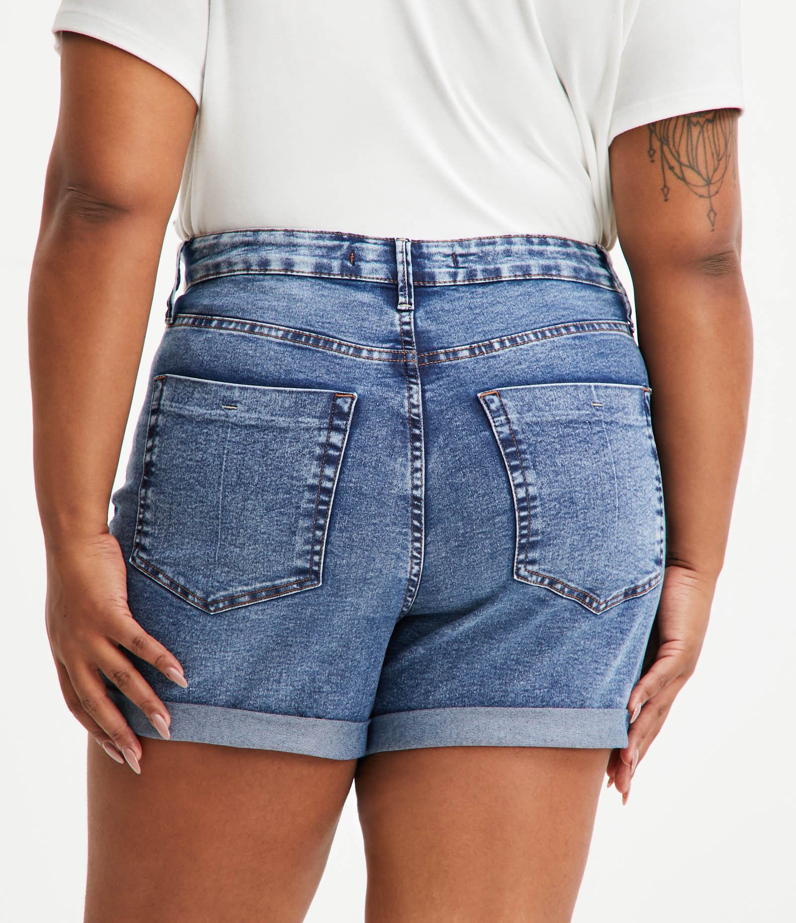 Short Hot Pants Jeans com Barra Dobrada Curve & Plus Size 2