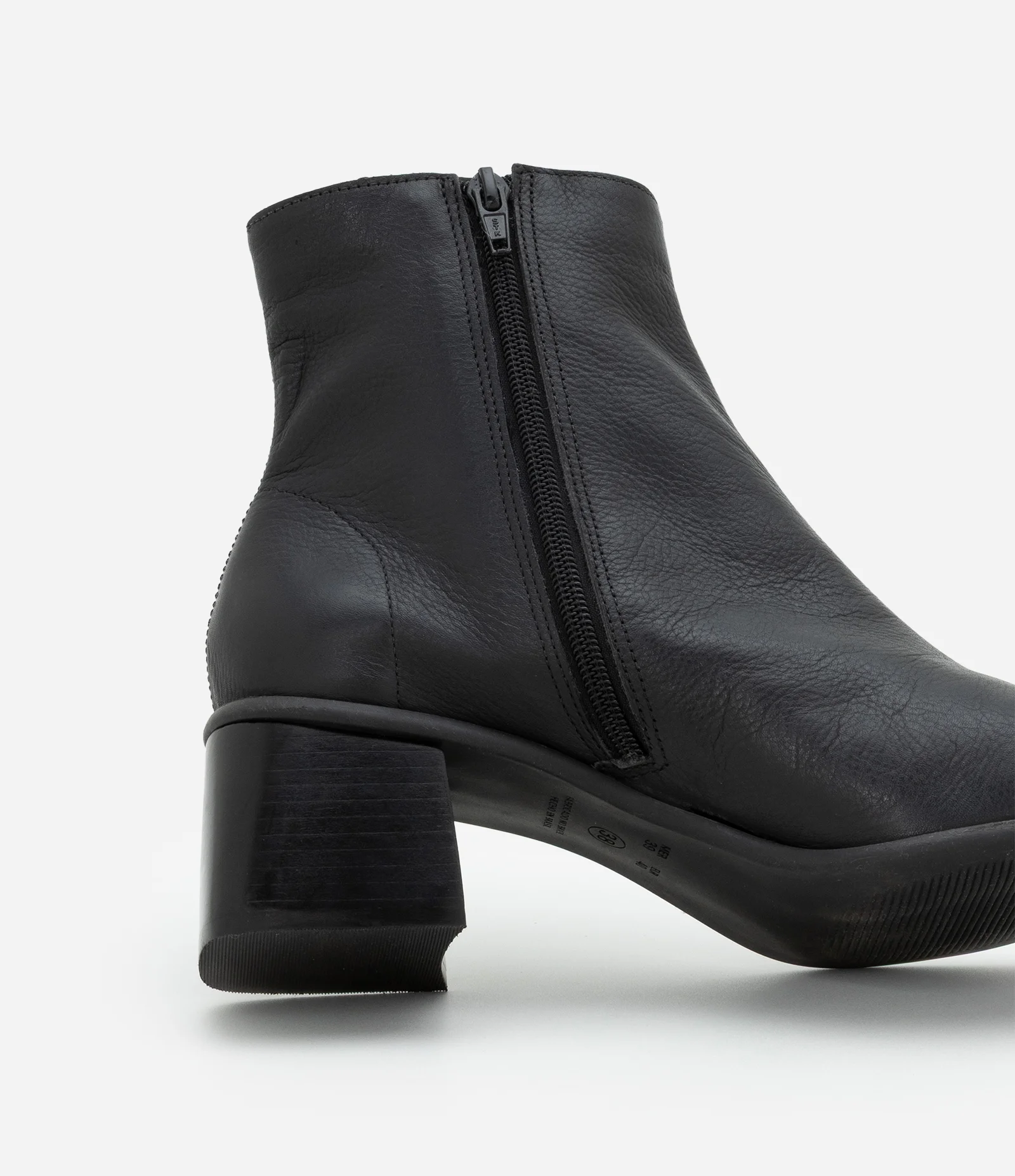 Bota Cano Médio em Couro com Bico Quadrado e Salto Bloco Preto 4