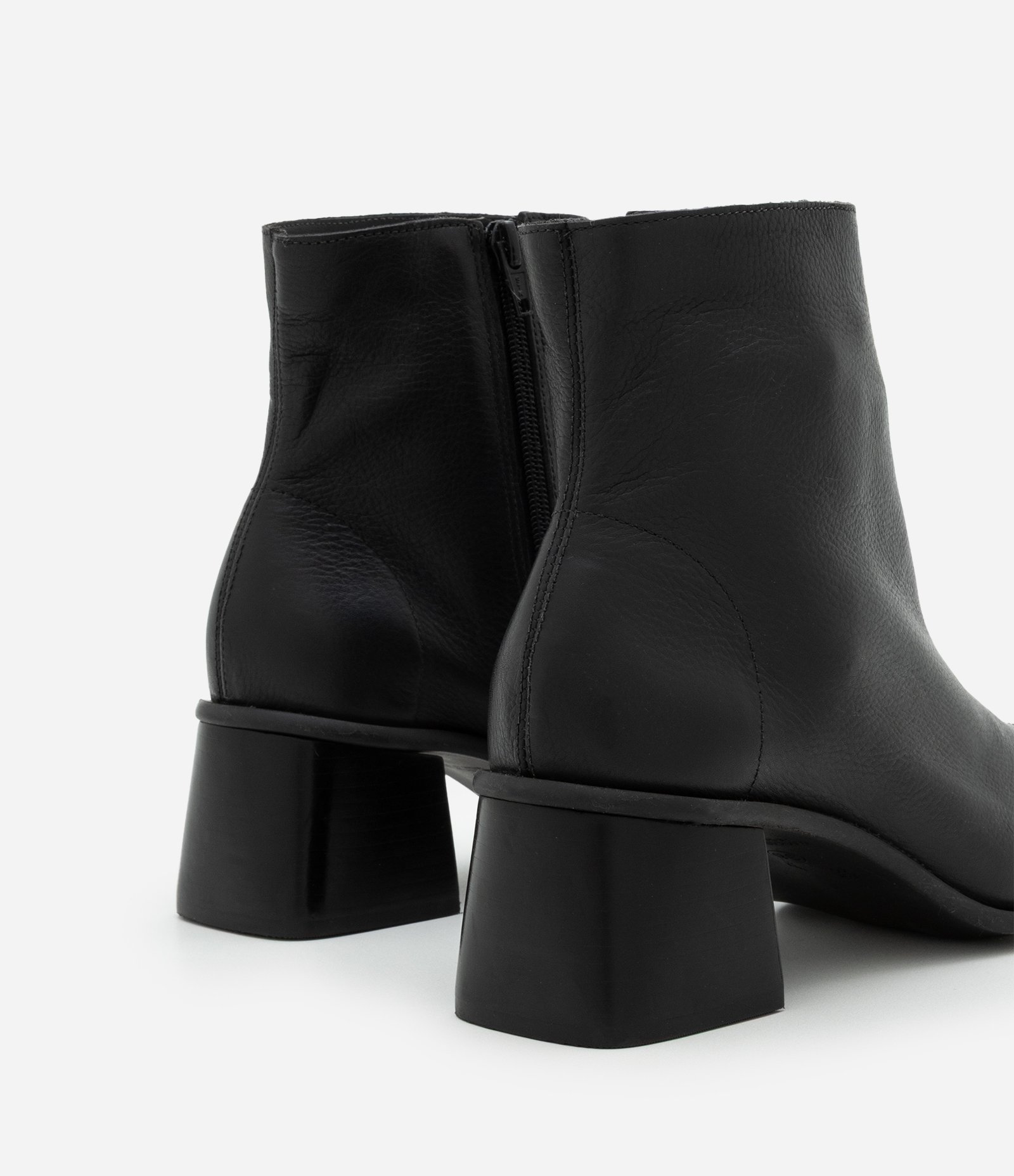 Bota Cano Médio em Couro com Bico Quadrado e Salto Bloco Preto 5